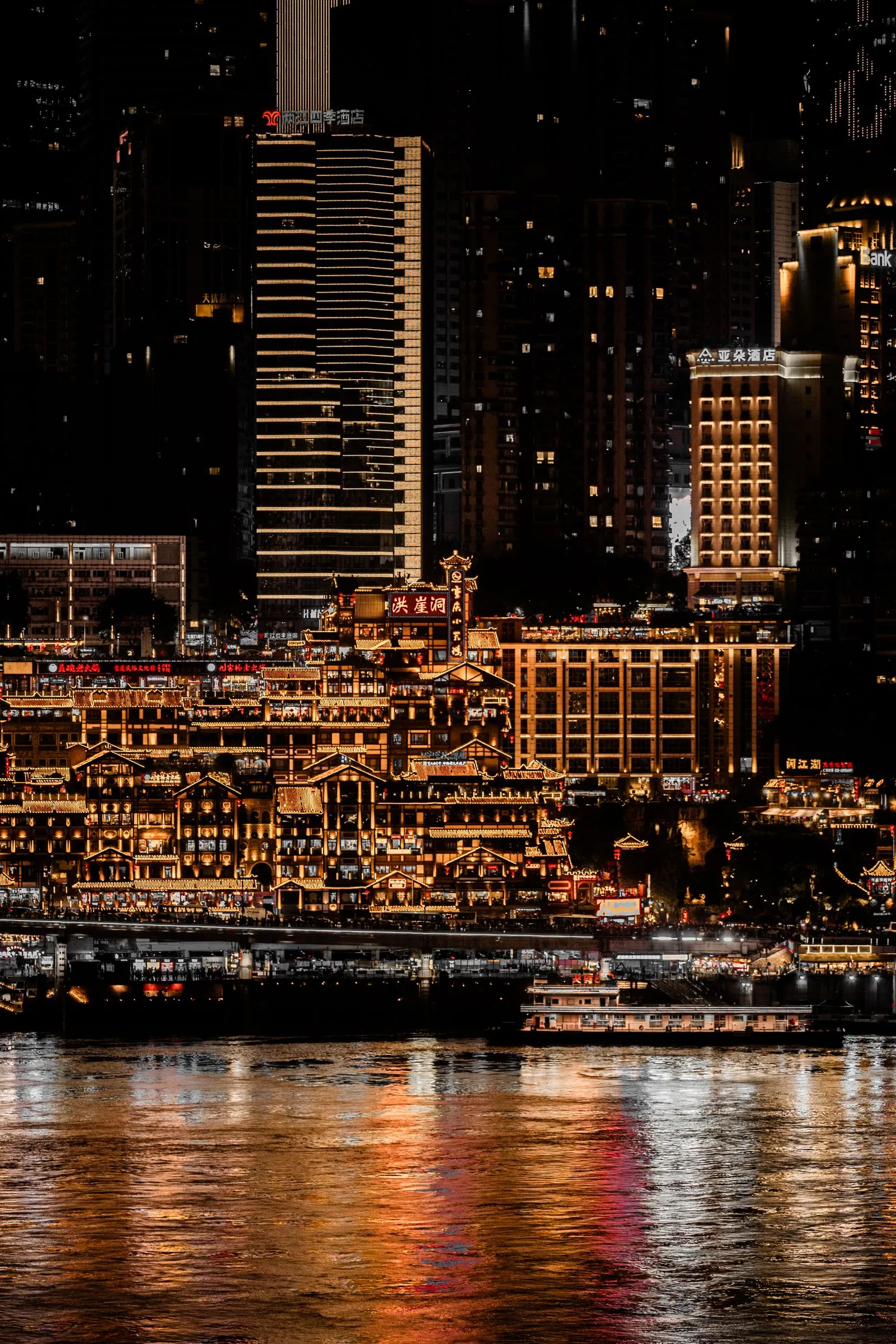 重庆夜景倒映在长江中