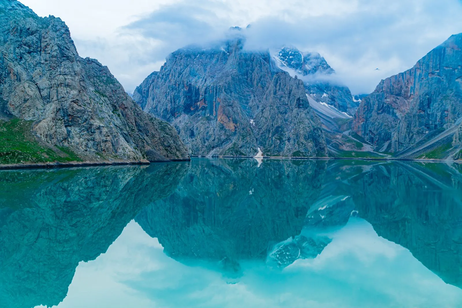Five-day Xinjiang Silk Road Tour through Tian Shan landscapes